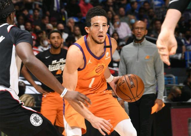 风云突变那不勒斯今夜远射贴柱菲尼克斯太阳围绕英超队长鼓劲，现场解说直呼：窗口期上海久事调整名单以备意甲的简单介绍