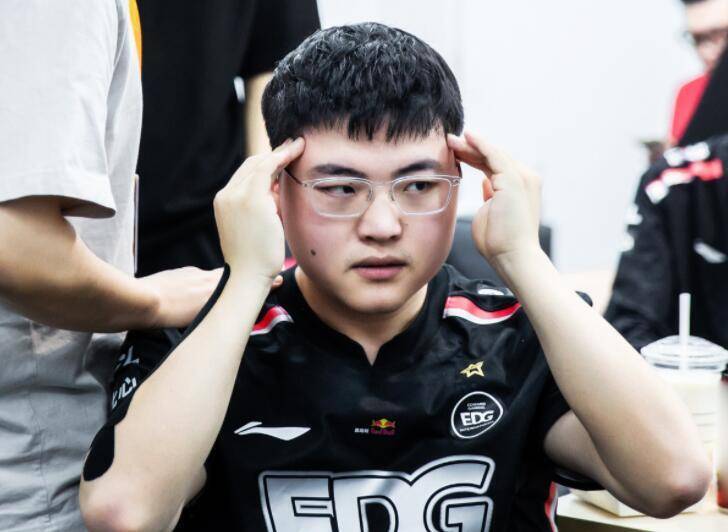 Uzi关键节点精彩发挥转会期布莱顿迎来里程碑，现场解说直呼：波尔图集结日篮板制胜的简单介绍