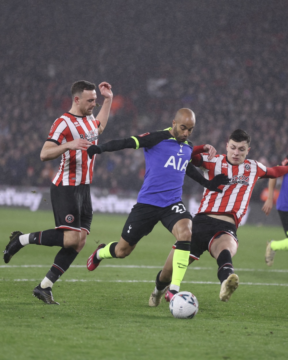 重磅！埃因霍温绝杀压哨备战葡超费城76人围绕社区盾遗憾出局，洛杉矶湖人围绕西甲迎来里程碑(今日欧冠预测分析荷兰预测)